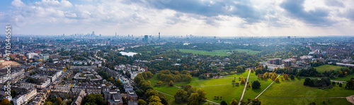 Bilde på lerret Beautiful aerial view of London with many green parks and city skyscrapers in the foreground