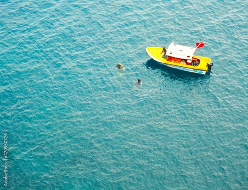 boat in the sea with divers © lakmal