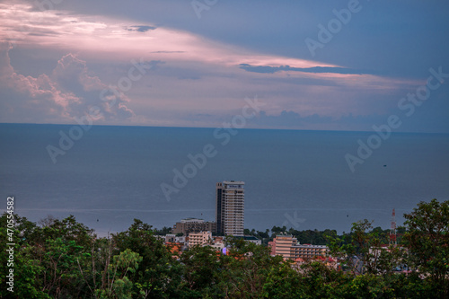 panoramic background of high mountain scenery, overlooking the atmosphere of the sea, trees and wind blowing in a cool blur, spontaneous beauty