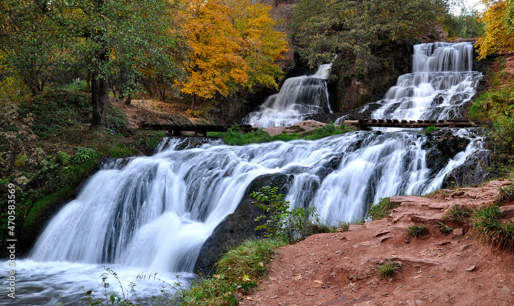 Fototapeta premium Wodospad Dzuryński na Ukrainie w jesiennej szacie