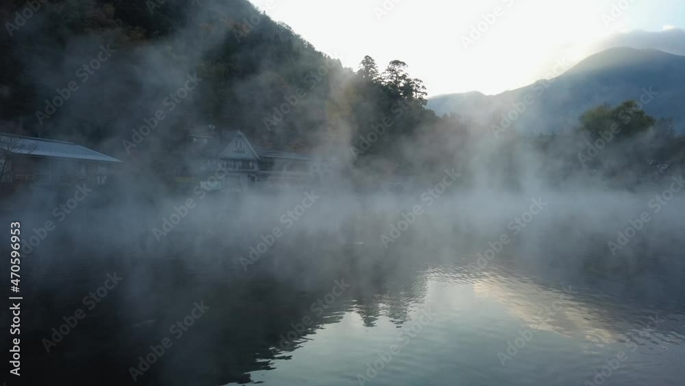 早朝の金鱗湖 朝霧 早朝の金鱗湖 朝霧