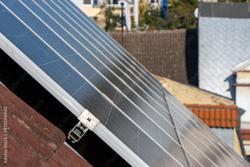 Obraz premium Solar panels on the roof of a house in the city.