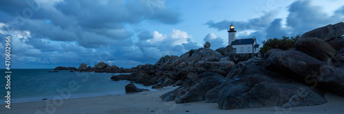 Photographie panoramique du phare de pontusval et de sa plage de Bretagne à l'heure bleue, peu avant le lever du soleil