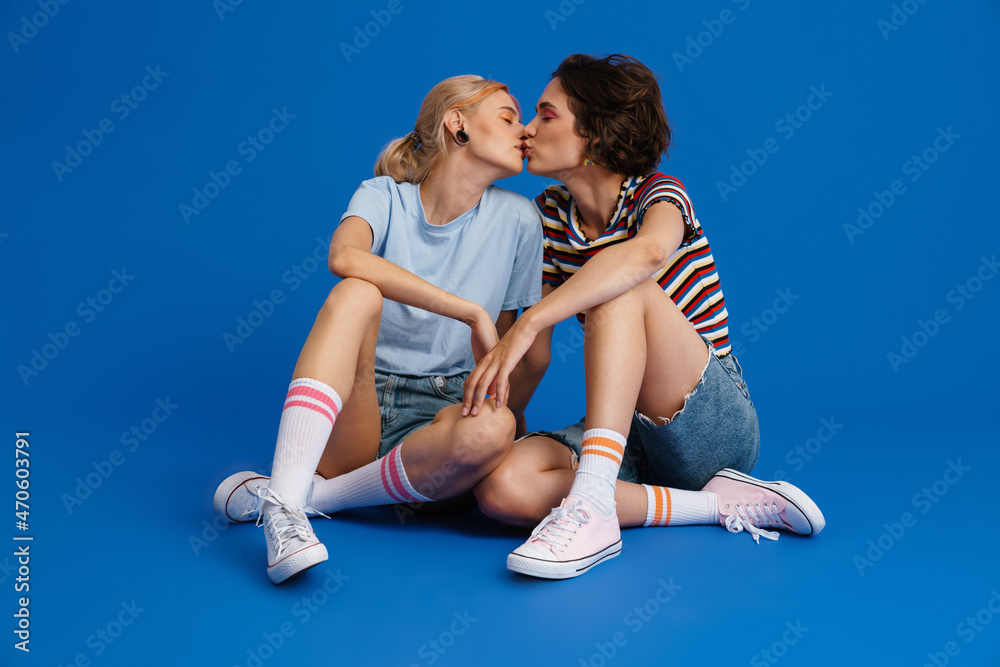 Foto De Lesbian Couple Kissing And Hugging While Sitting On Floor Together Do Stock Adobe Stock