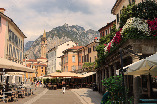 In der hübschen Altstadt von Lecco; Piazza XX Settembre mit Sanct Nicola und Monte Coltignone