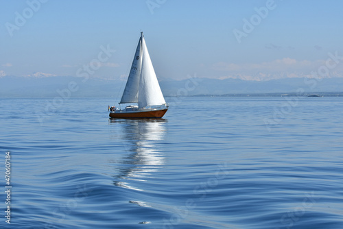 Segelboot mit Spiegelung