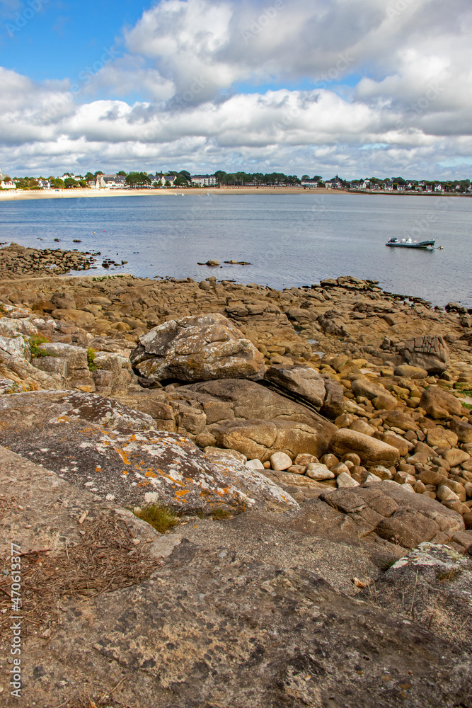 Sainte-Marine. Combrit. Vue surla côte rocheuse et l'Odet depuis le sentier côtier. Finistère. Bretagne	