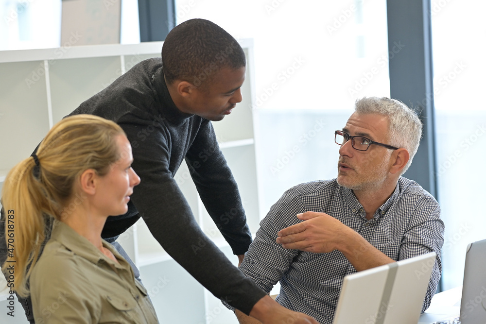 Obraz premium Business people in modern meeting room working together on project