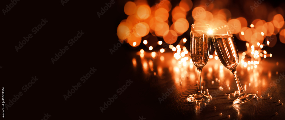 2022 Nowy Rok. Dwie lampki szampana na tle świateł bokeh,  - obrazy, fototapety, plakaty 