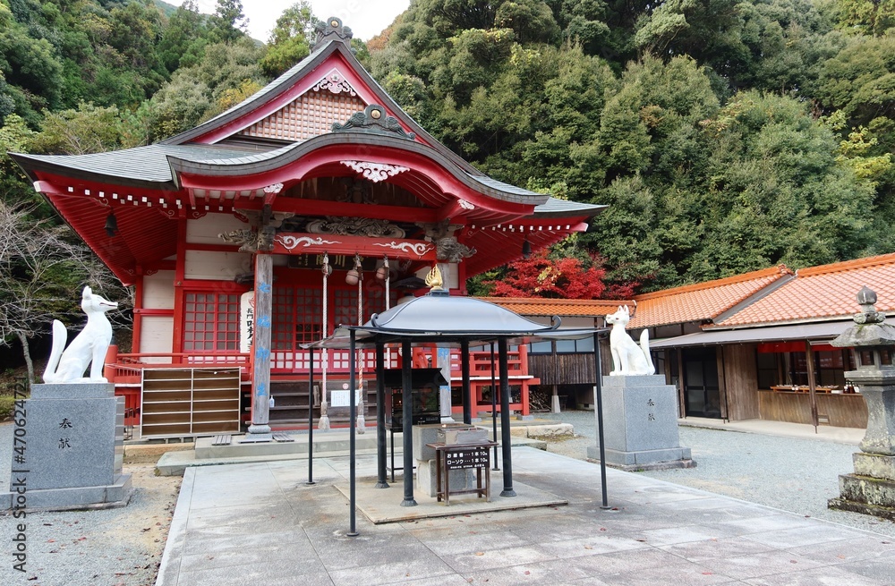 Naklejka premium Nagato-toyokawa-inari-jinjya Shrine in the precincts of Tainei-ji Temple at Fukawayumoto in Nagato City in Yamaguchi Prefecture in Japan 日本の山口県長門市深川湯本の大寧寺境内の中にある長門豊川稲荷神社