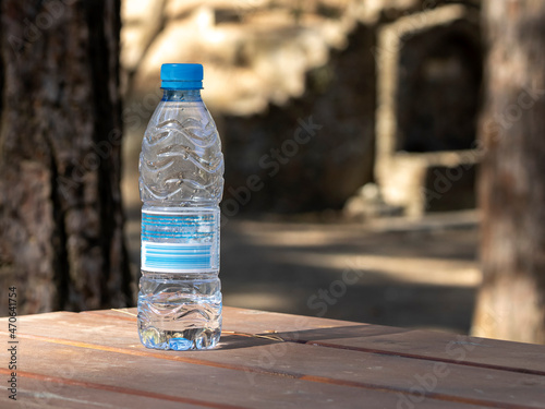 Fotografie bottle of mineral water on wooden table