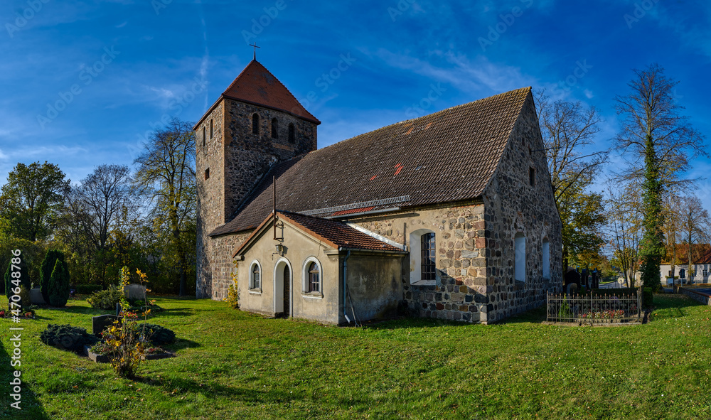 Denkmalgeschützte Dorfkirche in Weesow, Blick von Osten (Panorama aus 6 Einzelbildern)