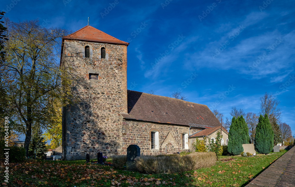 Denkmalgeschützte Dorfkirche Weesow mit ihrem massiven Westturm (Blick von Süden)
