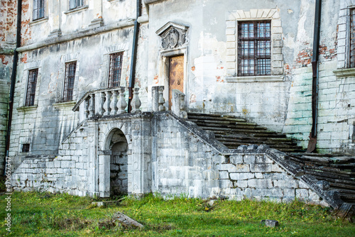 Fototapeta Naklejka Na Ścianę i Meble -  Beautiful old castle. Travel destination. Architecture elements
