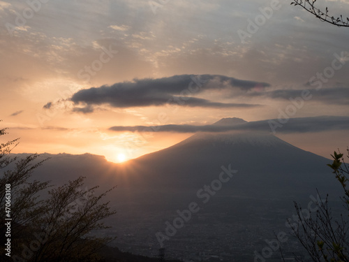 富士山の見える高台。間も無く夜が訪れる時間。A hill overlooking Mt. Fuji. It's time for the night to come soon. photo