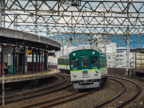 京阪電車　大和田駅は湾曲駅。Owada Station on the Keihan Railway is a curved station.