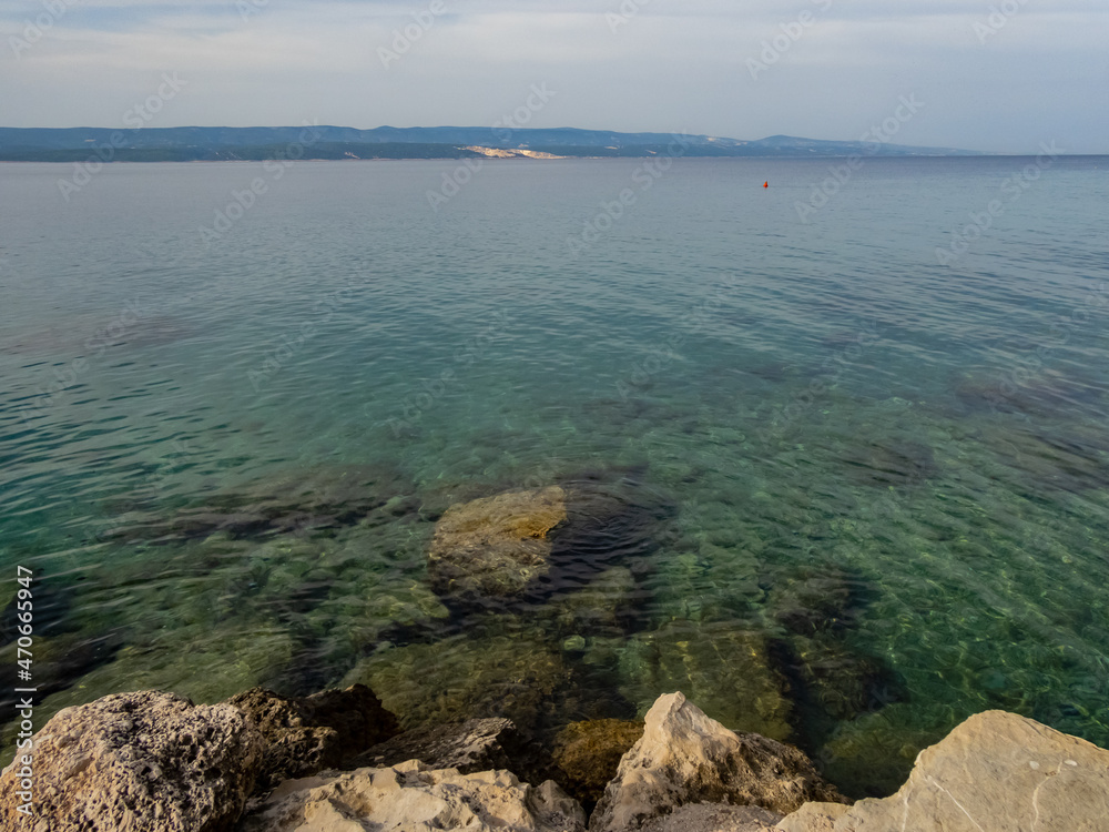 Kieselstrände und Steinformationen in Marusici zwischen Omis und Makarska Riviera Kieselstrände und Steinformationen in Marusici zwischen Omis und Makarska Riviera