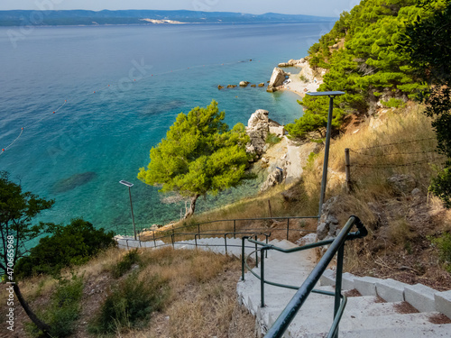 Kieselstrände und Steinformationen in Marusici zwischen Omis und Makarska Riviera photo