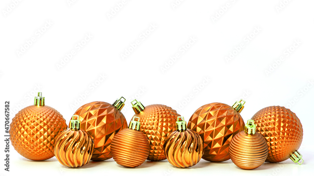 Viele große und kleine braune Christbaumkugeln vor einem weißen