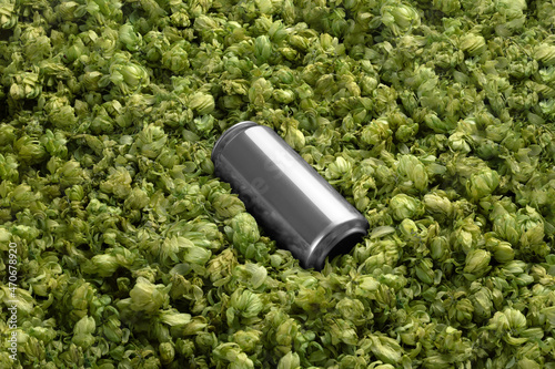 Photo Blank beer can on the green hops background, craft beer mockup templates, with e