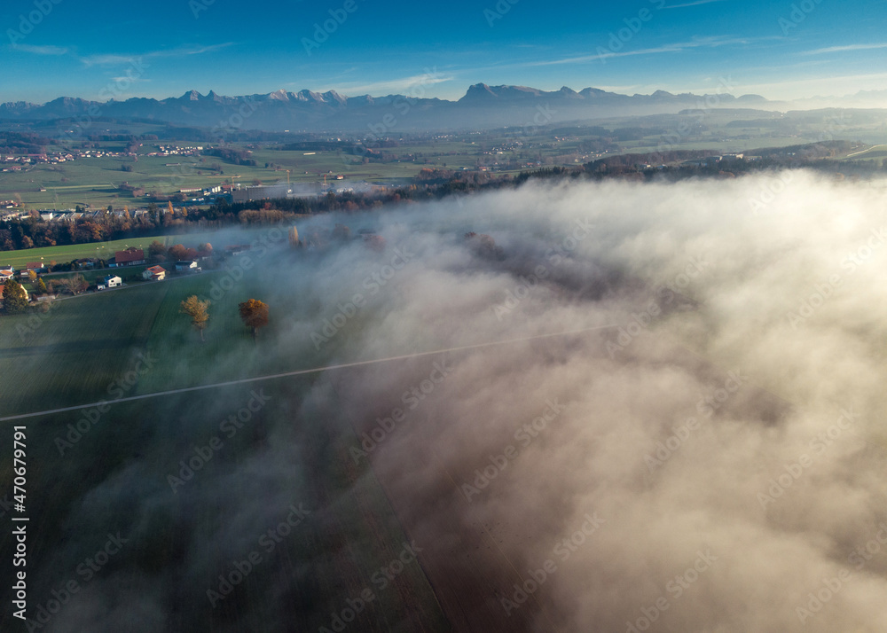 Vue aérienne du brouillard sur les hauteurs de Billens dans le canton de Fribourg en Suisse