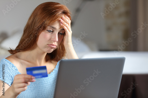 Quadro em tela Frustrated woman paying online in the bedroom