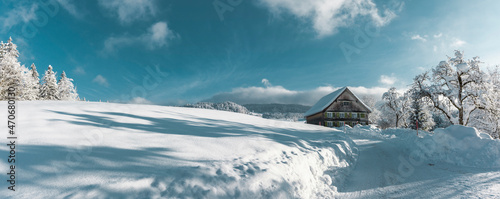 Schneelandschaft mit Strasse und Bauernhaus