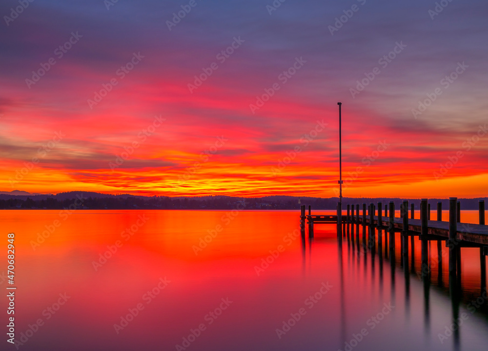 Sonnenuntergang, Dämmerung am Starnberger See, Bayern, Deutschland