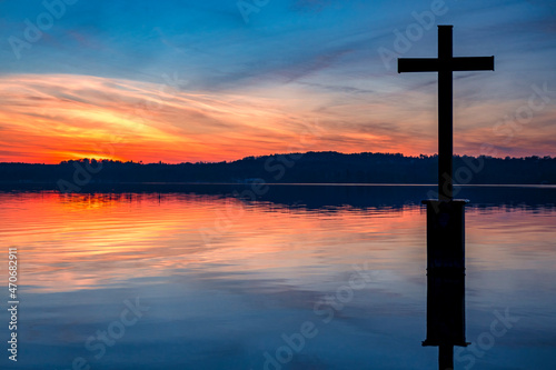 Gedenkkreuz bei Berg im Starnberger See, Bayern, Deutschland photo