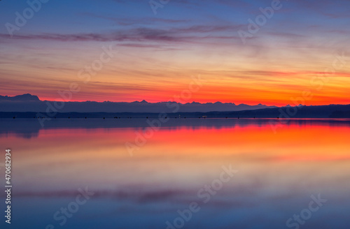 Sonnenuntergang  D  mmerung am Starnberger See  Bayern  Deutschland