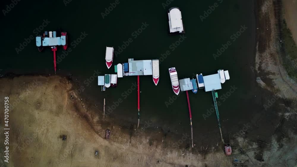 Botes en la orilla