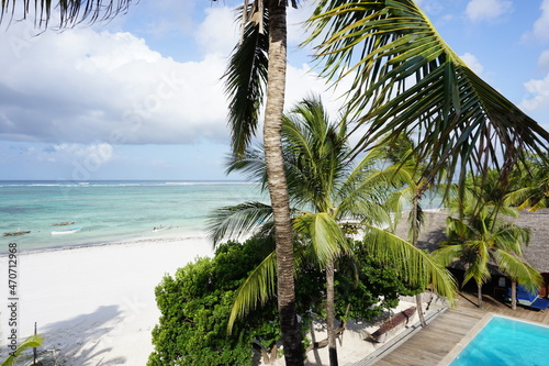 Strandtraum in Sansibar mit Infinity Pool