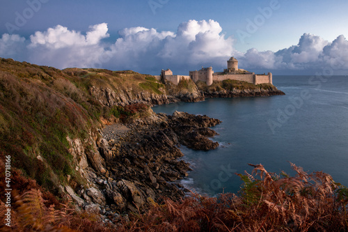 Château en Bretagne au bout d'une côte déchirée aux jolies couleurs d'automne