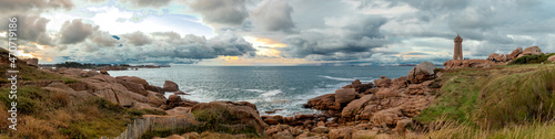 Panorama du phare de Men Rur (Perros-guirec, bretagne, france) au coucher du soleil