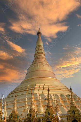 Quadro su tela panorama view to the most famous and biggest Shwedagon pagoda with group of gold