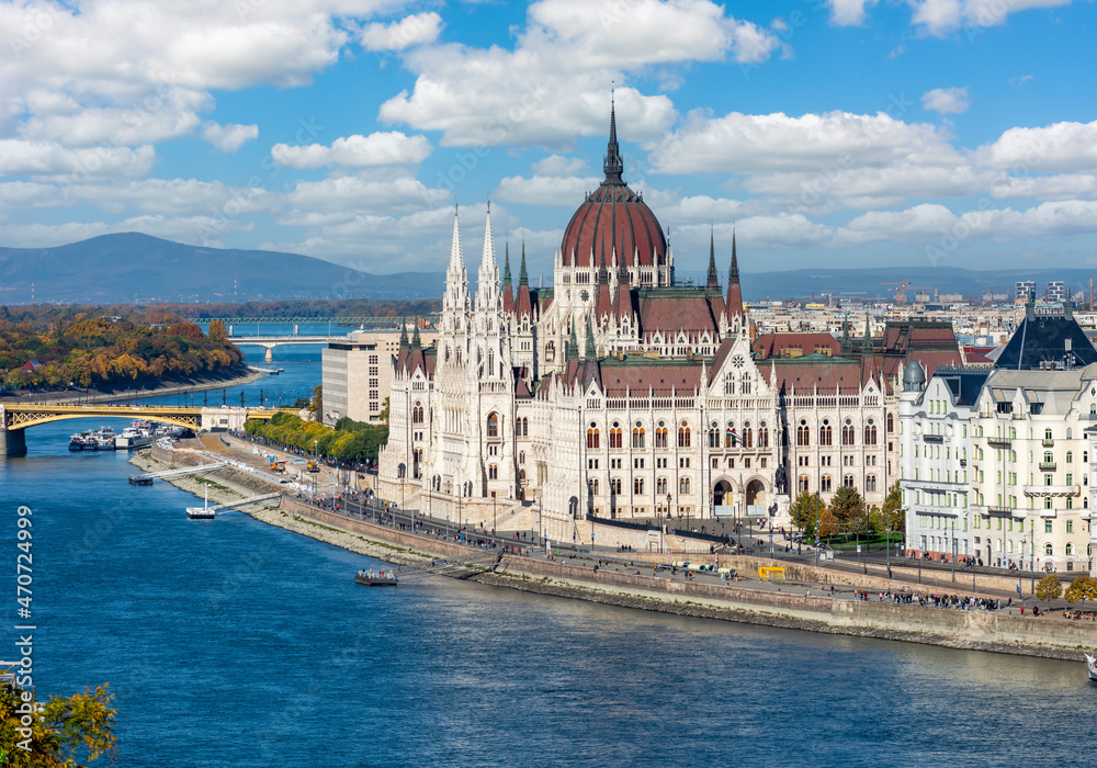 Fototapeta premium Hungarian parliament building and Danube river, Budapest, Hungary