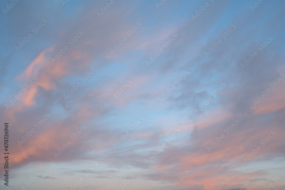 Fototapeta premium Sky with red-colored clouds