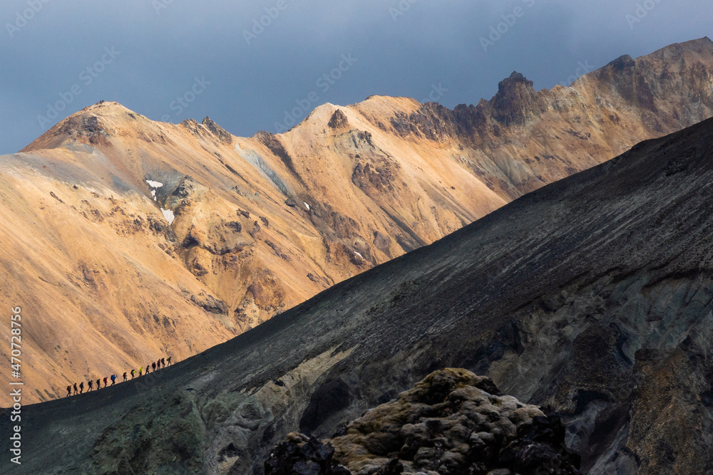 Silueta de montañeros en Landmannalaugar, Islandia