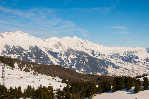 Fototapeta Naklejka Na Ścianę i Meble -  Beautiful panoramic view of snow-capped mountains in the Swiss Alps.