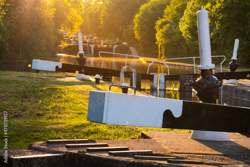 Foto Two canal lock gates, painted black and white, in the foreground