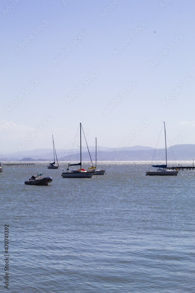 Sea with boats and mountains in the city of Florianópolis