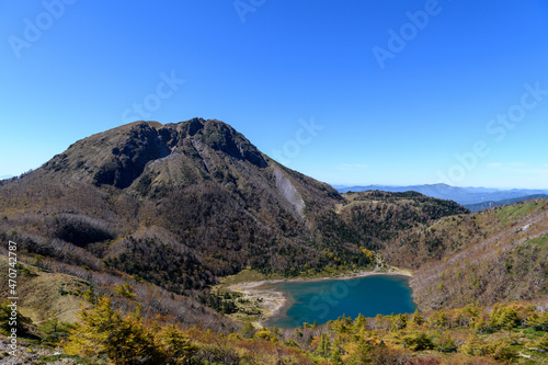 前白根山から見た秋の日光白根山と五色沼