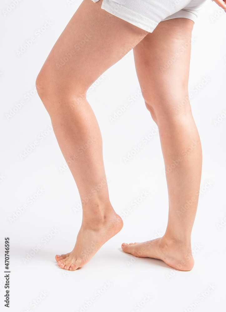 Mujer con pose de piernas y pies Mujer con pose de piernas y pies