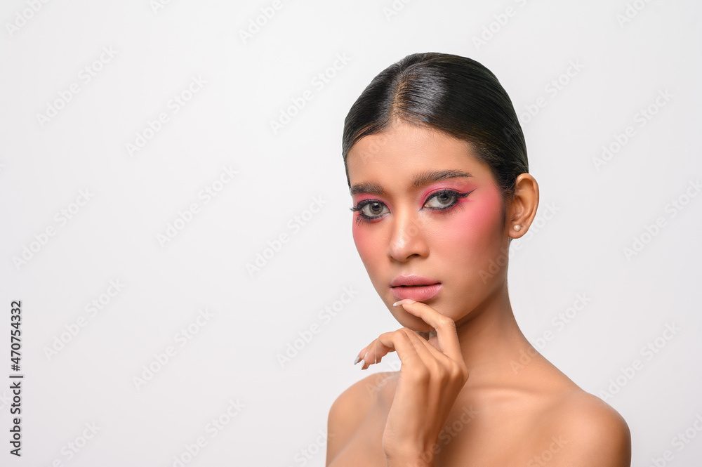 The woman put on pink makeup and put her hand on her chin. The woman put on pink makeup and put her hand on her chin.