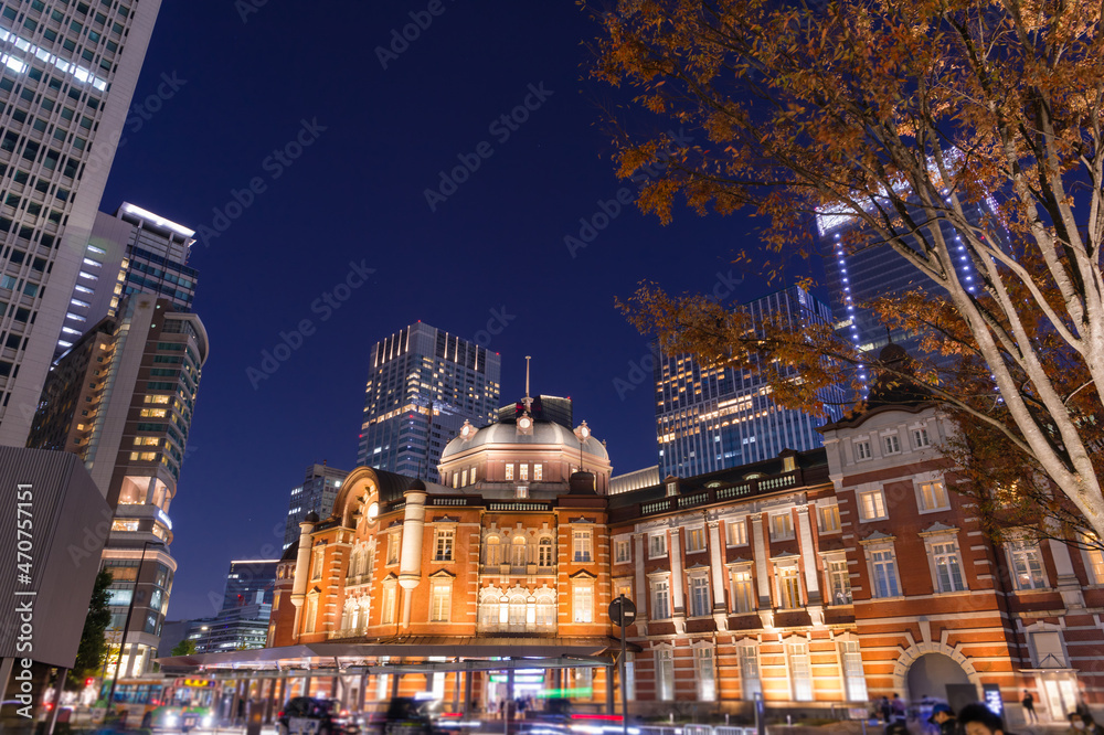 東京都千代田区丸の内の東京駅周辺の夜の都市景観