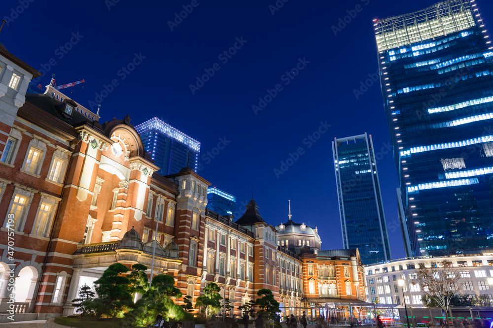 Naklejka premium 東京都千代田区丸の内の東京駅周辺の夜の都市景観