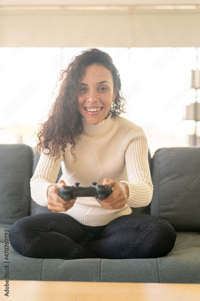 Obraz premium Laitin woman playing videogames with hands holding joystick