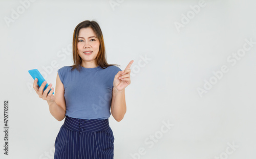 Foto Lovely young Asian woman happy and smile to inform significant notice and carefu