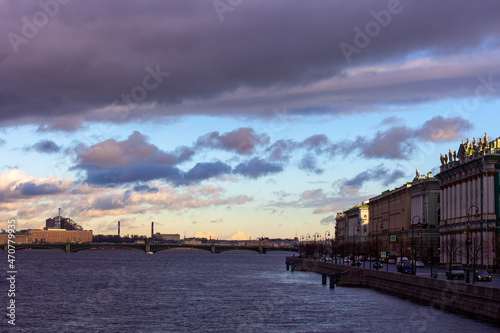 Obraz na płótnie Evening view of the Neva River in St. Petersburg w salonie