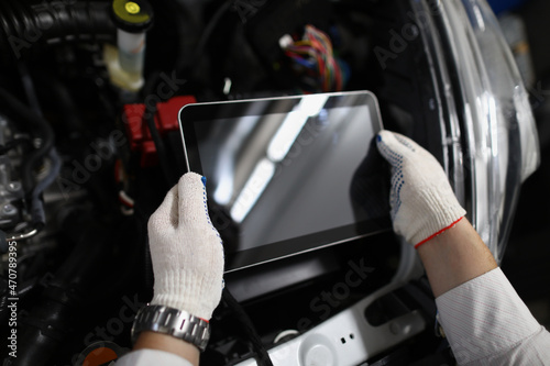 Mechanic use tablet with black screen for repairing vehicle